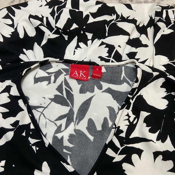 Women’s Floral Black and White Top - Picture 3 of 3